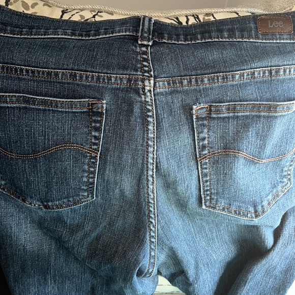 Lee relaxed fit straight leg mid rise dark wash blue jeans - Picture 3 of 6